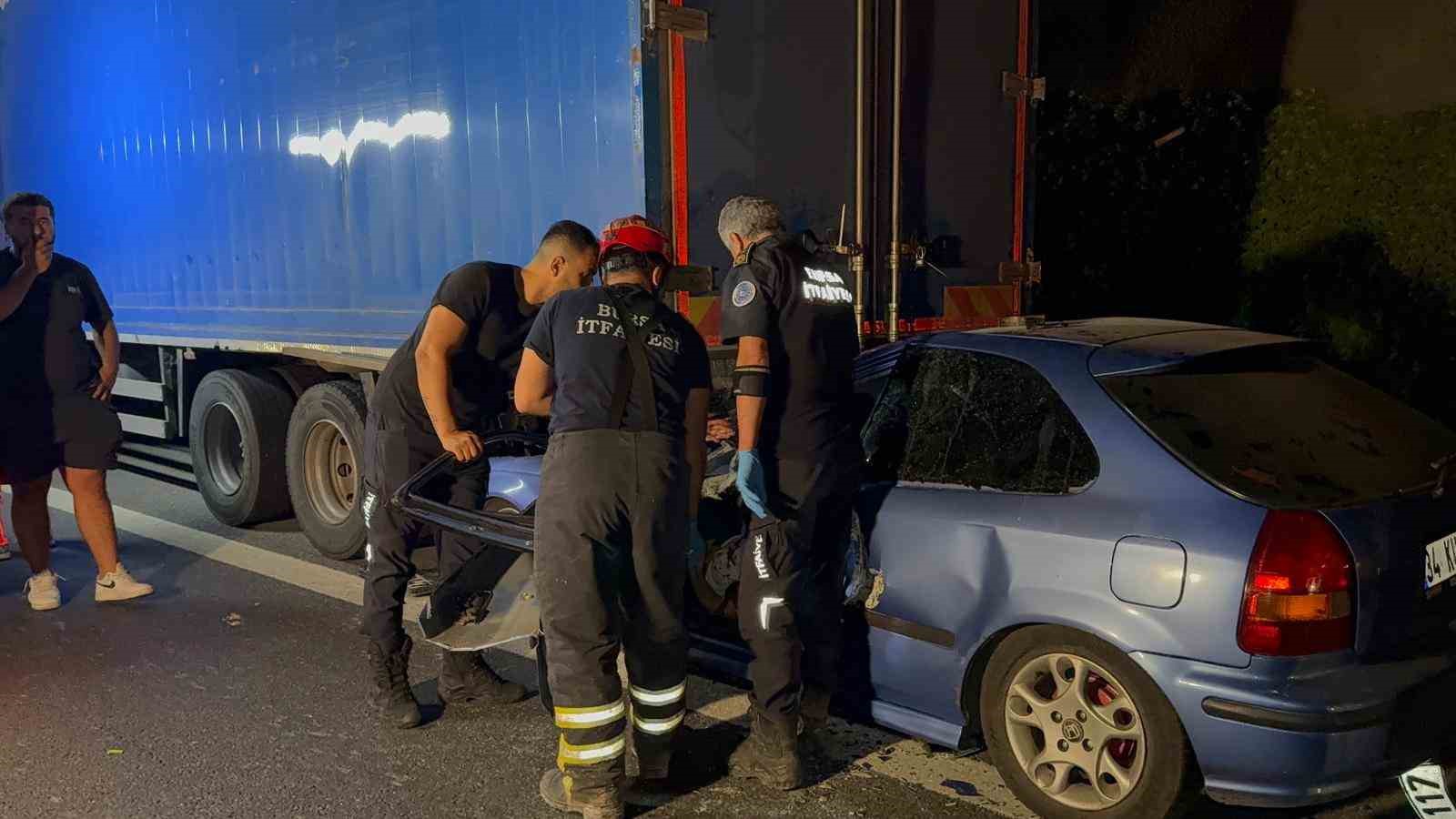 Kamyonun altına giren otomobilde can pazarı: 1 ölü, 1 ağır yaralı