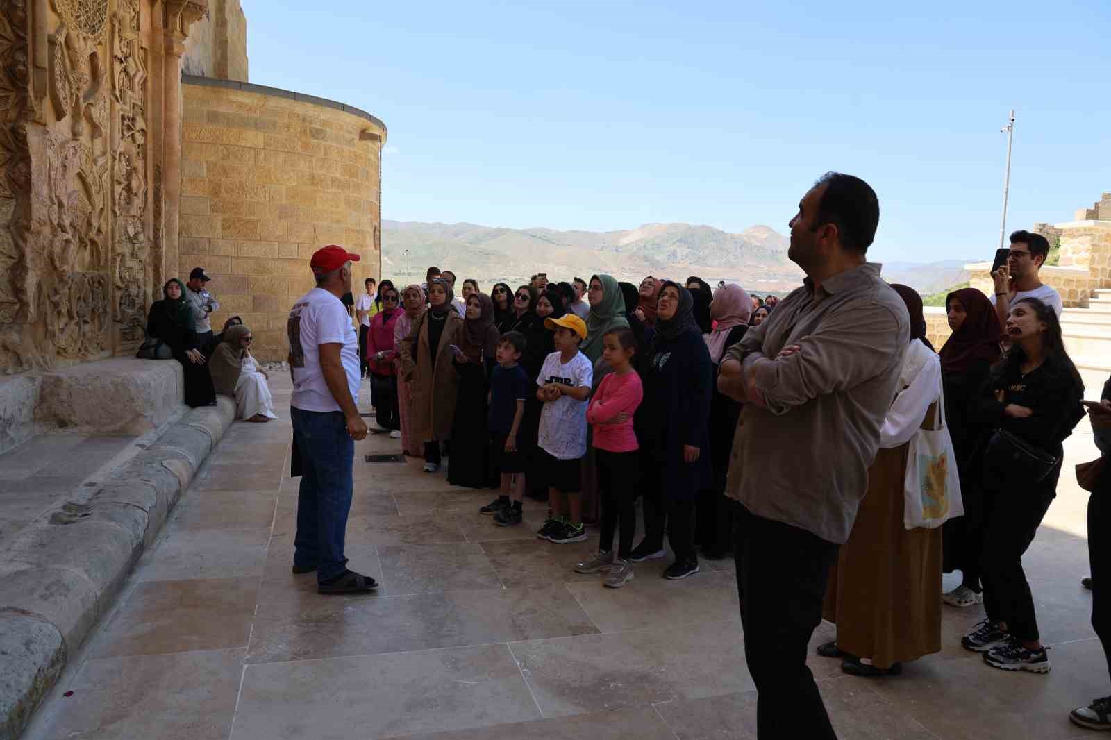 Dünyada eşi benzeri yok, dilleri kısır, kalemleri kırık bırakıyor