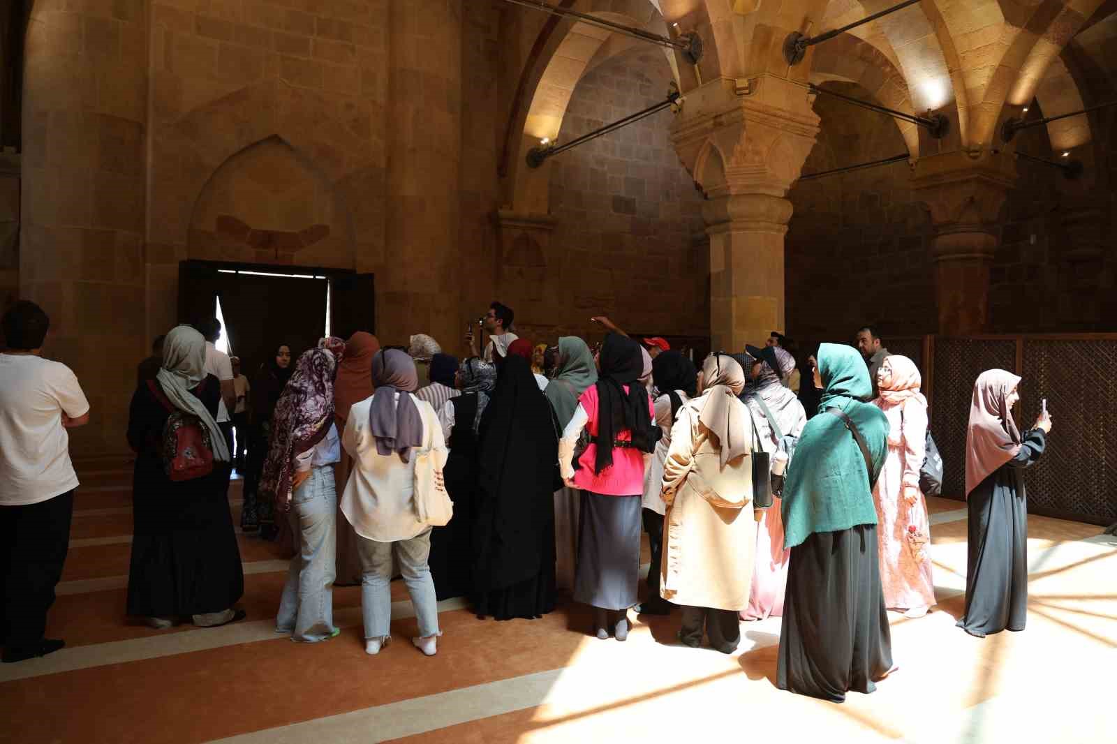 Dünyada eşi benzeri yok, dilleri kısır, kalemleri kırık bırakıyor