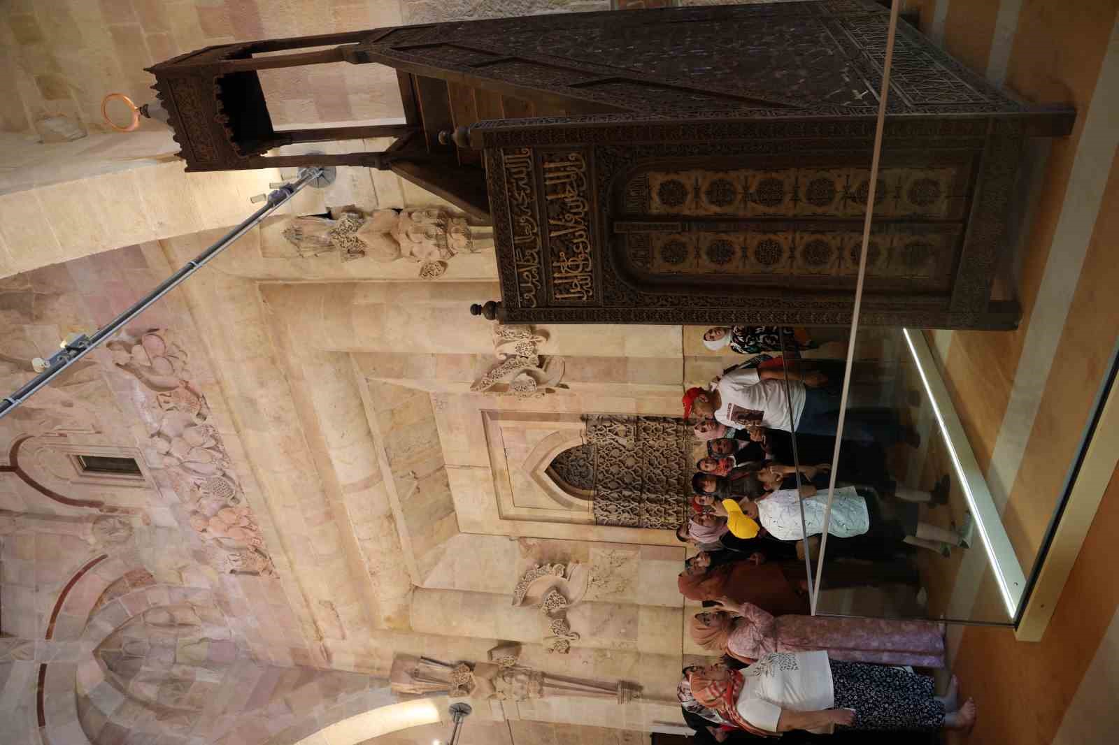 Dünyada eşi benzeri yok, dilleri kısır, kalemleri kırık bırakıyor