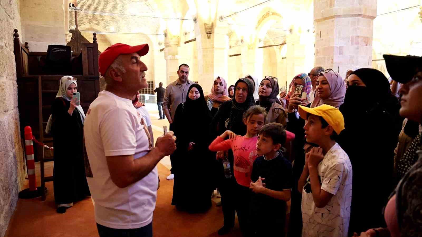 Dünyada eşi benzeri yok, dilleri kısır, kalemleri kırık bırakıyor