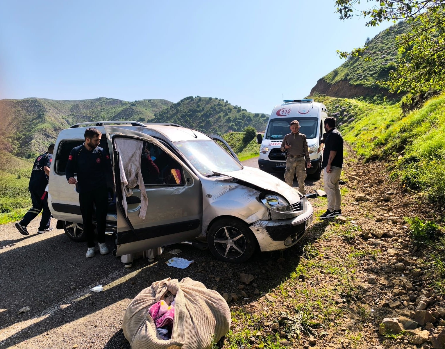 Navigasyonun yanlış yola yönlendirdiği aileyi taşıyan araç kaza yaptı: 5 yaralı
