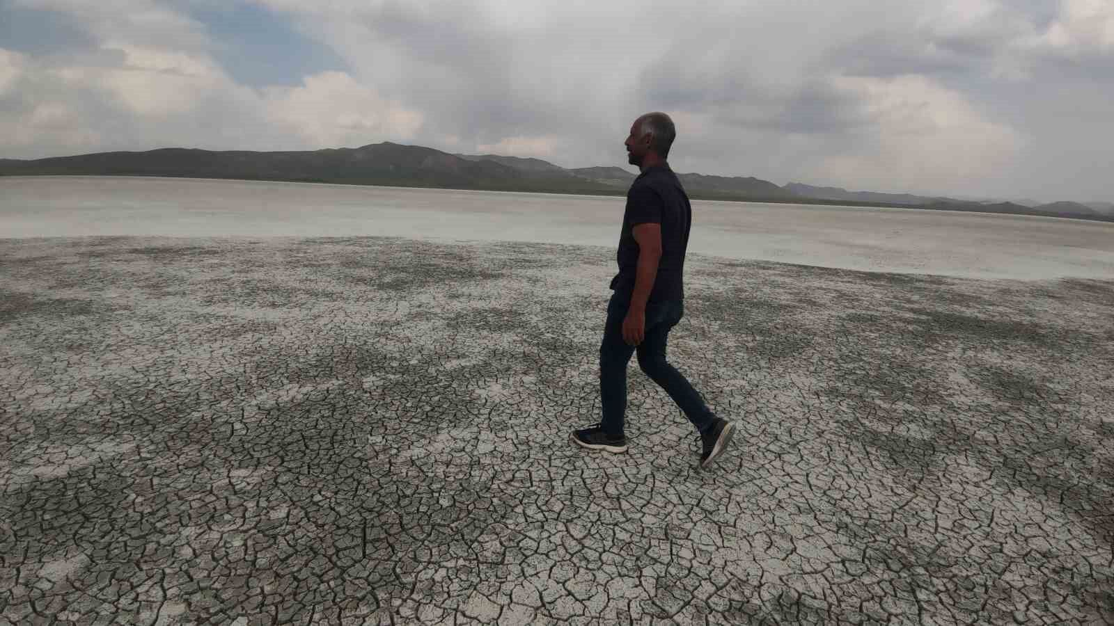 407 hektar alana sahip olan Akgöl, bu yıl erken kurudu