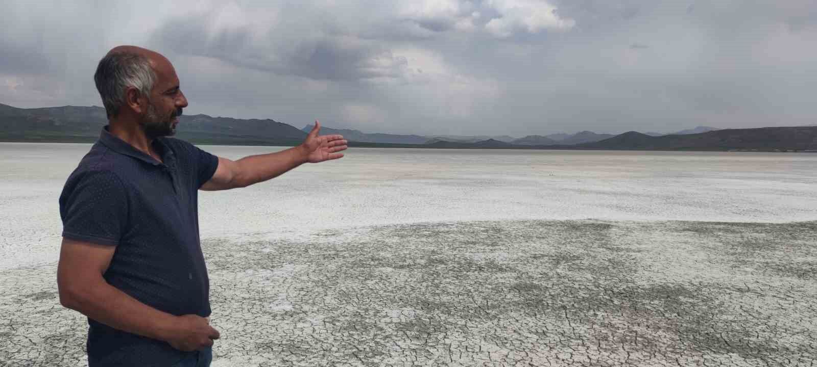 407 hektar alana sahip olan Akgöl, bu yıl erken kurudu