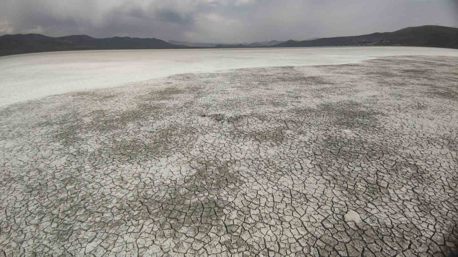 407 hektar alana sahip olan Akgöl, bu yıl erken kurudu