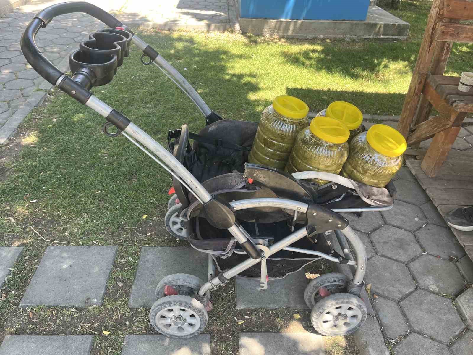 Sokak sokak dolaşıp bebek arabasına yüklediği salamura yaprakları satıyor