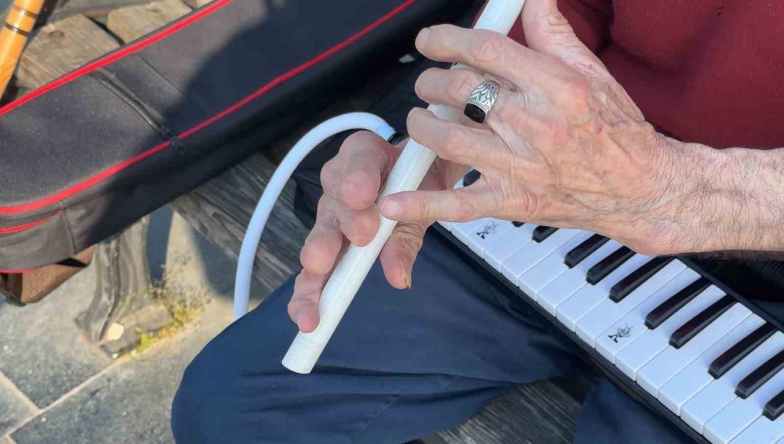 Kesik parmaklarına rağmen neyi bırakmadı: 70 yaşındaki vatandaşın müzik tutkusu hayran bırakıyor