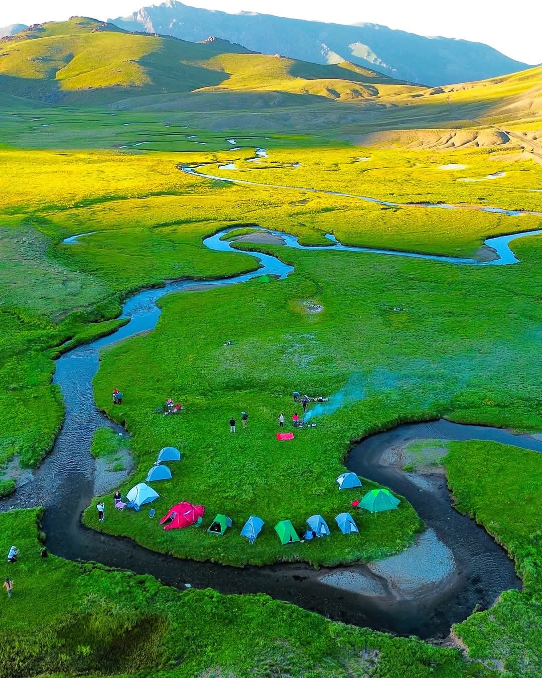 Alendeşt yaylası, menderesleri ve sarı çiçekleriyle büyülüyor