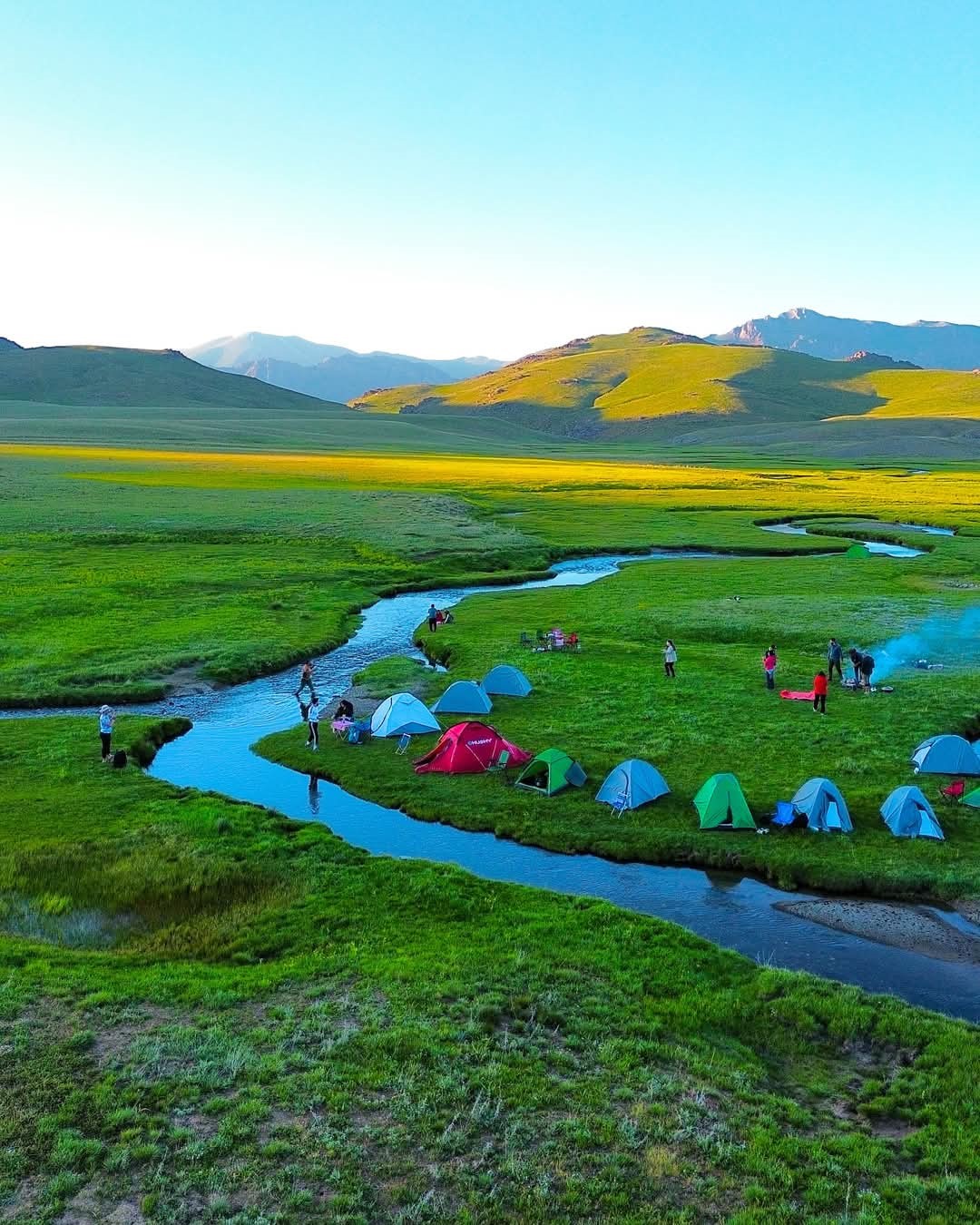 Alendeşt yaylası, menderesleri ve sarı çiçekleriyle büyülüyor