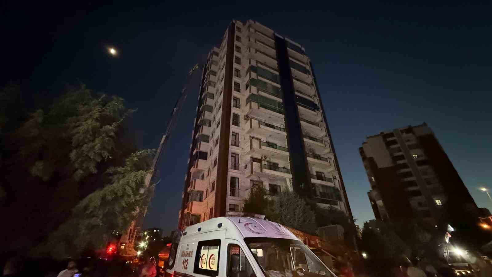 Diyarbakır’daki yangında can pazarı: Mahsur kalan bebek kurtarıldı