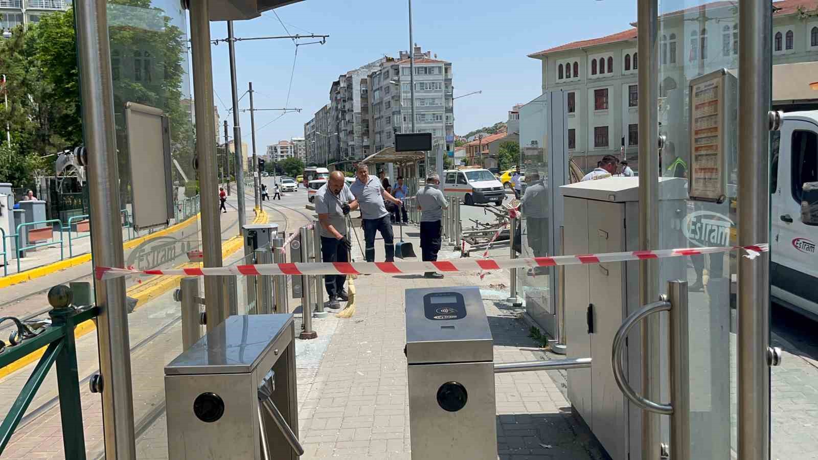 Eskişehir’de otobüs tramvay durağına daldı: 2 yaralı