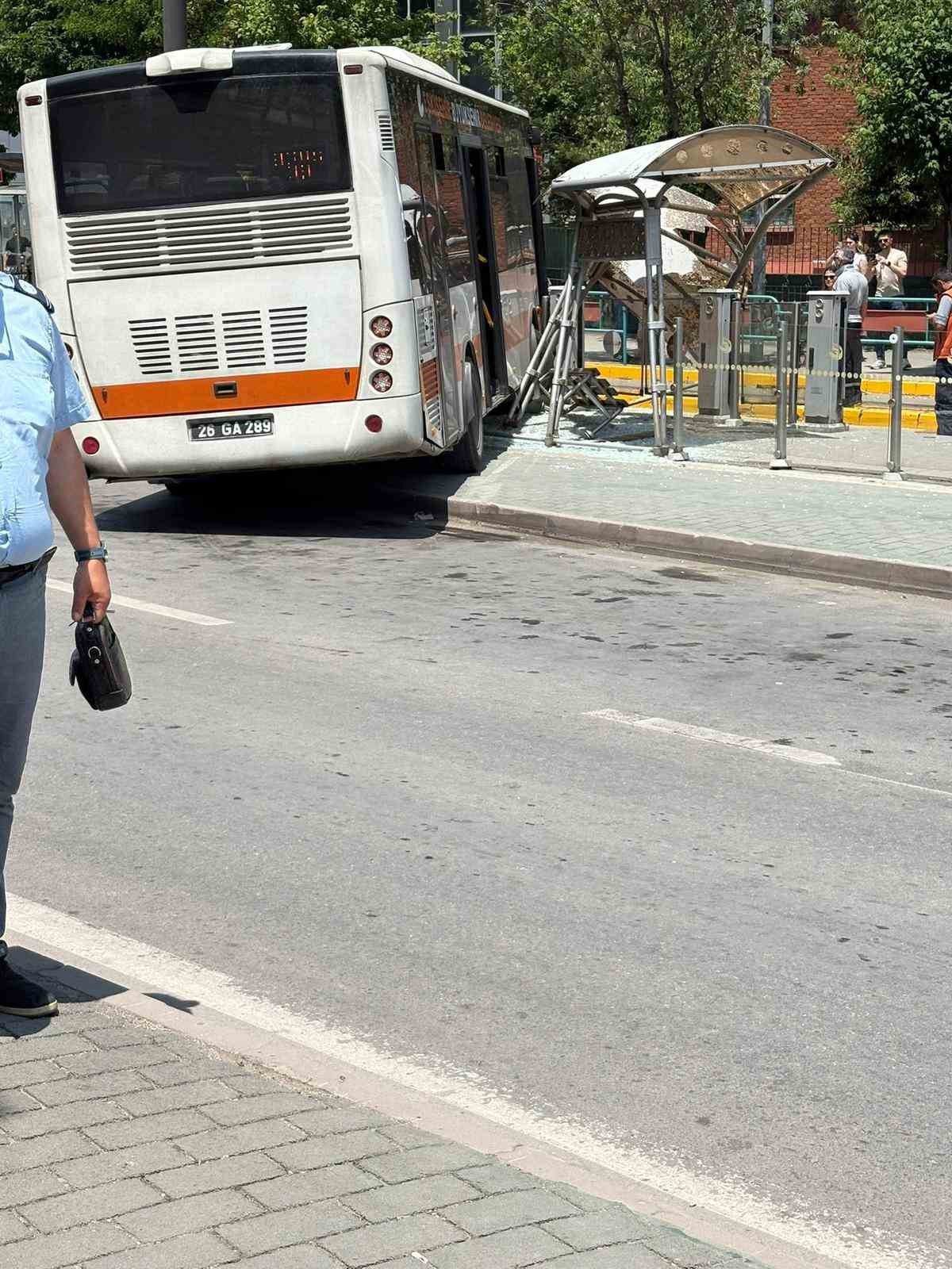 Eskişehir’de otobüs tramvay durağına daldı: 2 yaralı