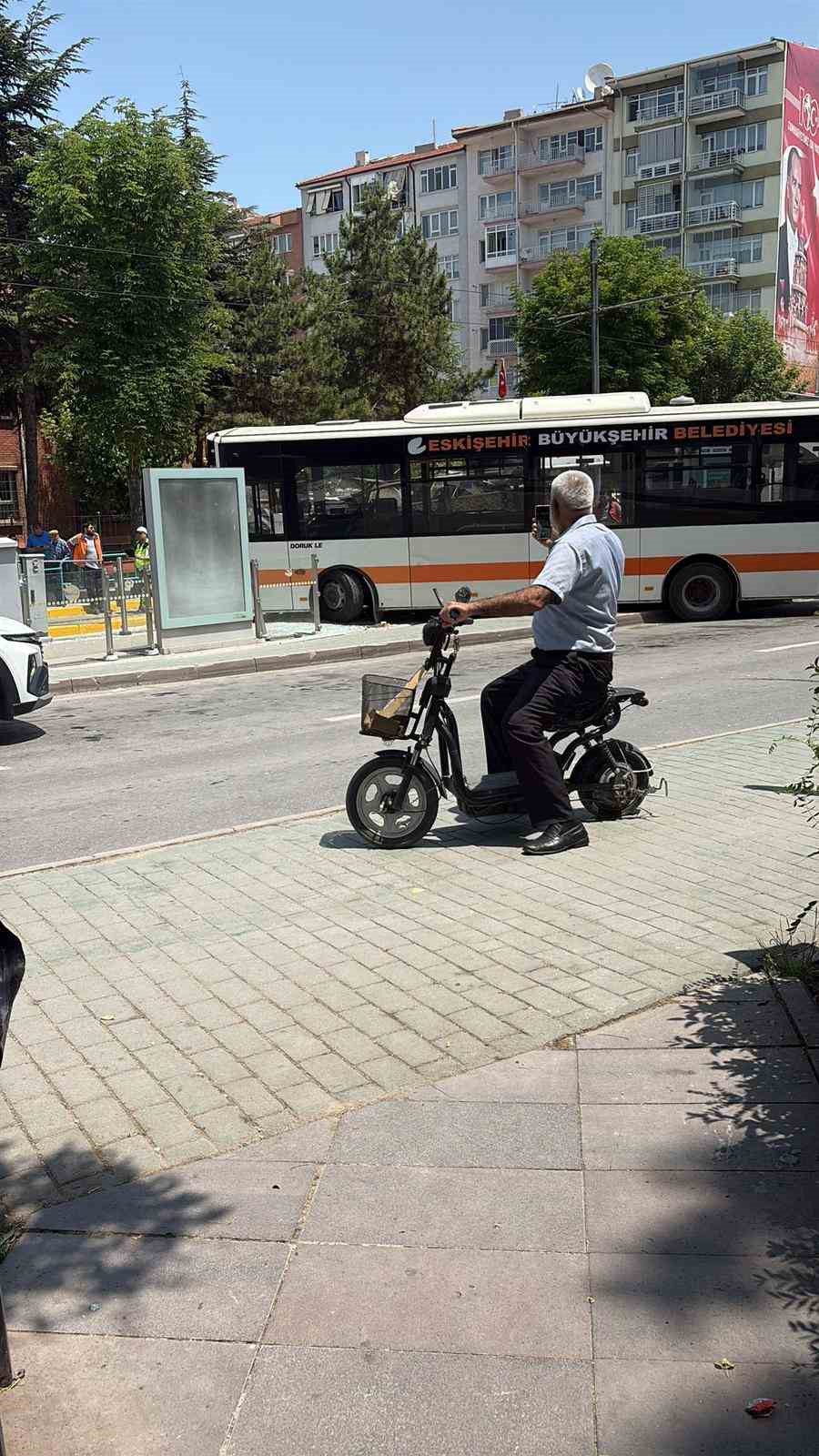 Eskişehir’de otobüs tramvay durağına daldı: 2 yaralı