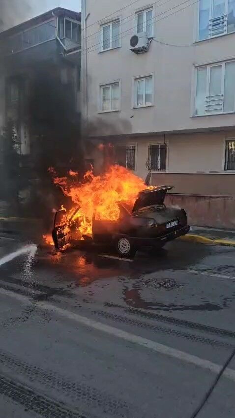 Seyir halindeki otomobil alev aldı