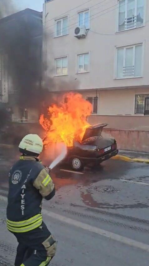Seyir halindeki otomobil alev aldı