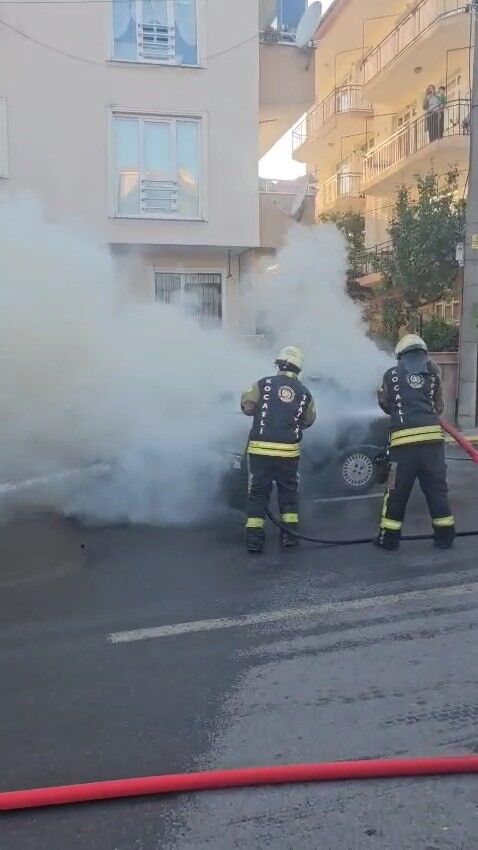 Seyir halindeki otomobil alev aldı