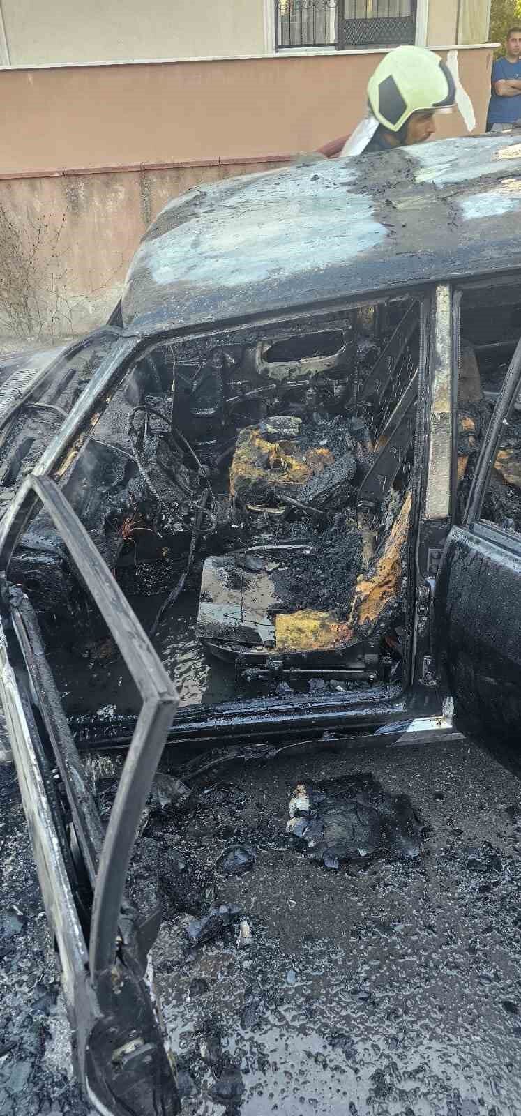 Seyir halindeki otomobil alev aldı