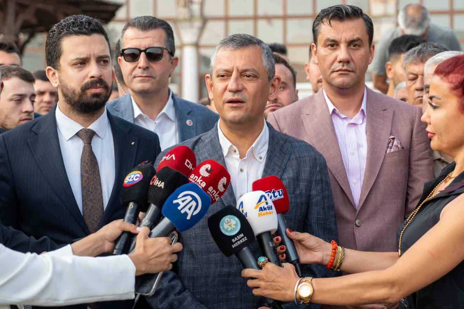 CHP Genel Başkanı Özel bayram namazını Manisa’da kıldı