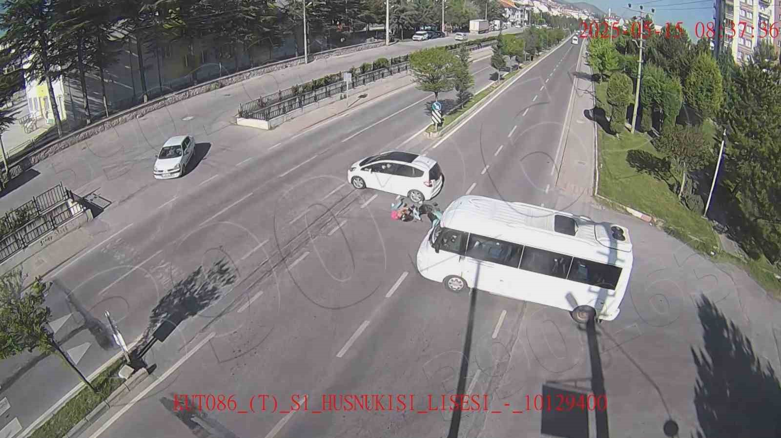 Dikkatsizliğin sebep olduğu kazalar kameralara yansıdı