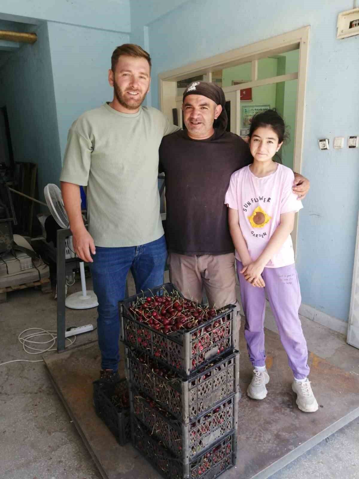 Akşehir’de ilk kiraz hasat edildi