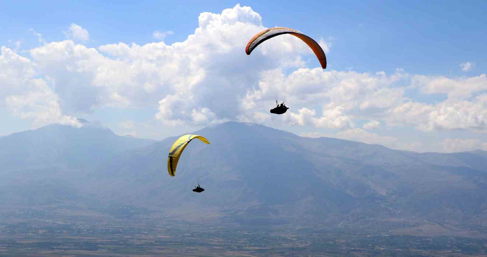 Erzincan semalarında unutulmaz evlilik teklifi: Paraşütle sürpriz!