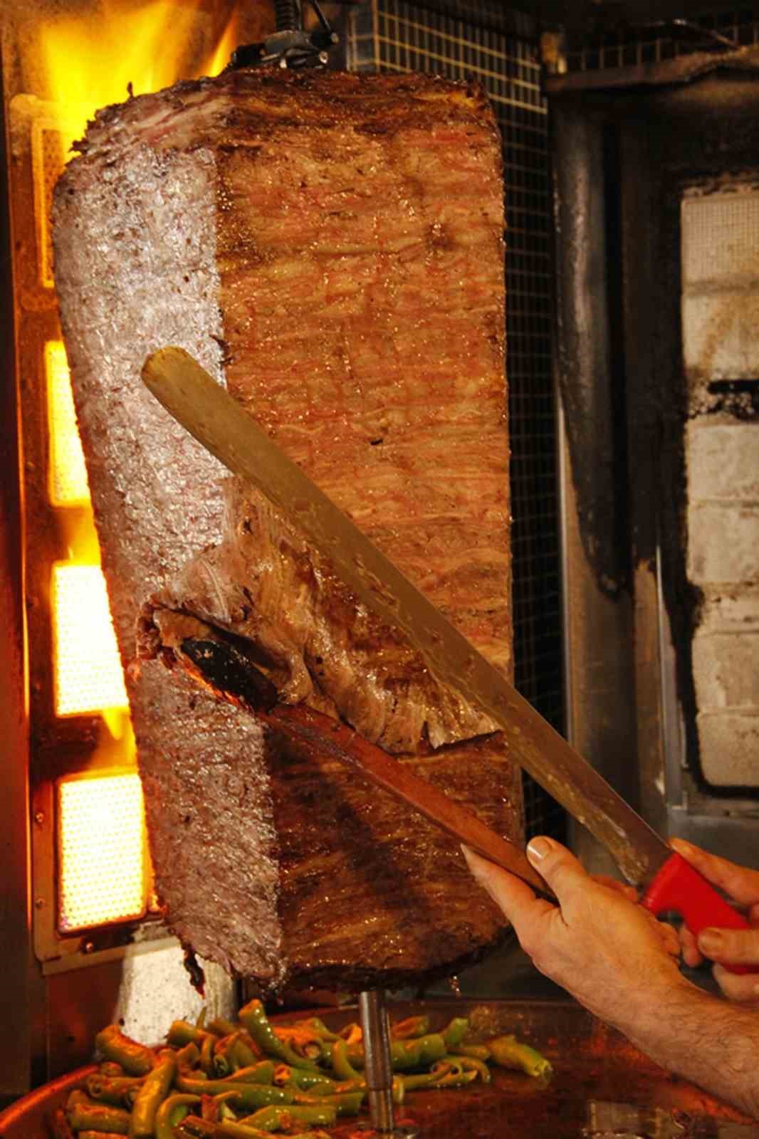 Erzincan’da bayram öncesi insan yoğunluğunu fırsat bilen lokantacı esnafı dönere zam yaptı