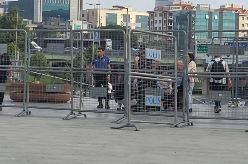 Adliye meydanındaki bariyerler rüzgarın etkisiyle 2 personelin üzerine devrildi