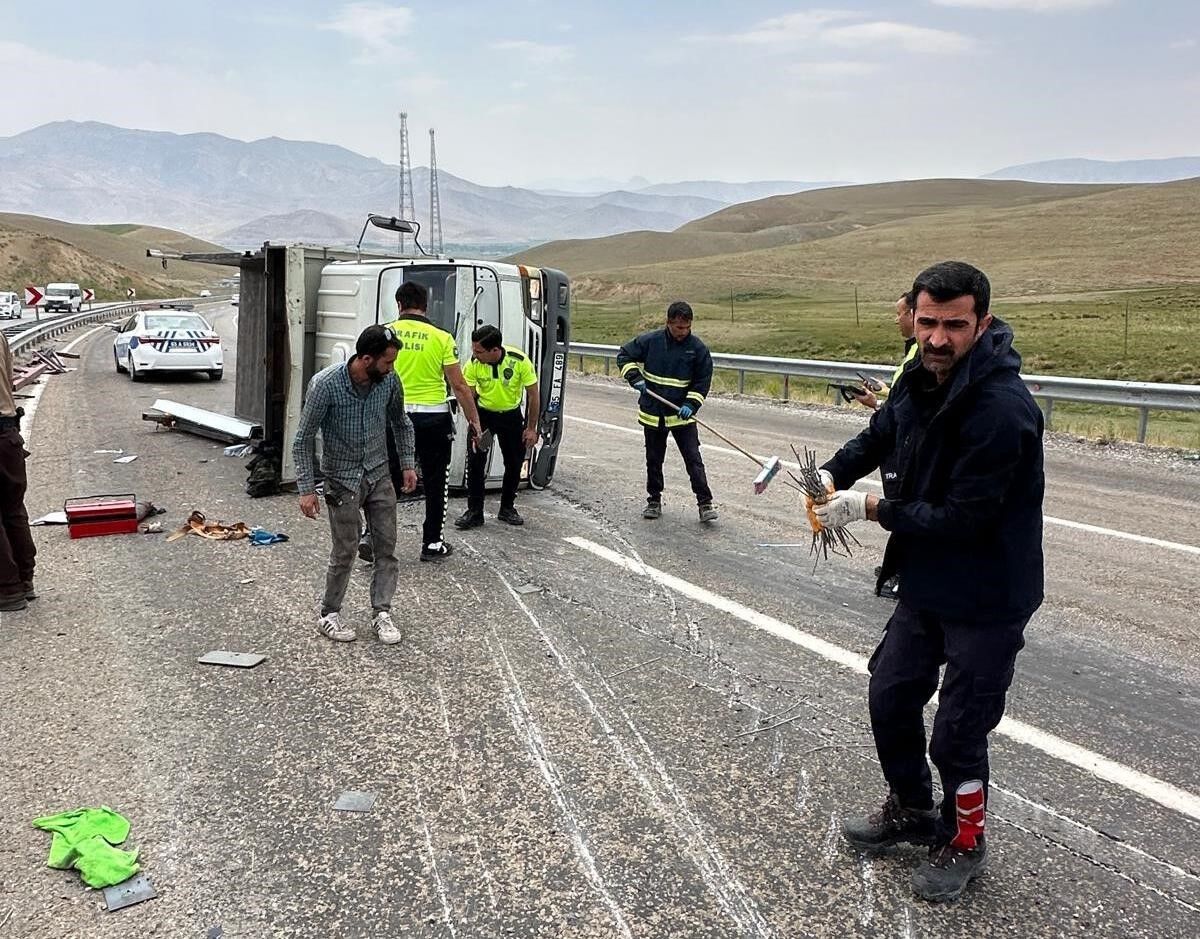 Van’da kamyonet yan yattı: 1 yaralı