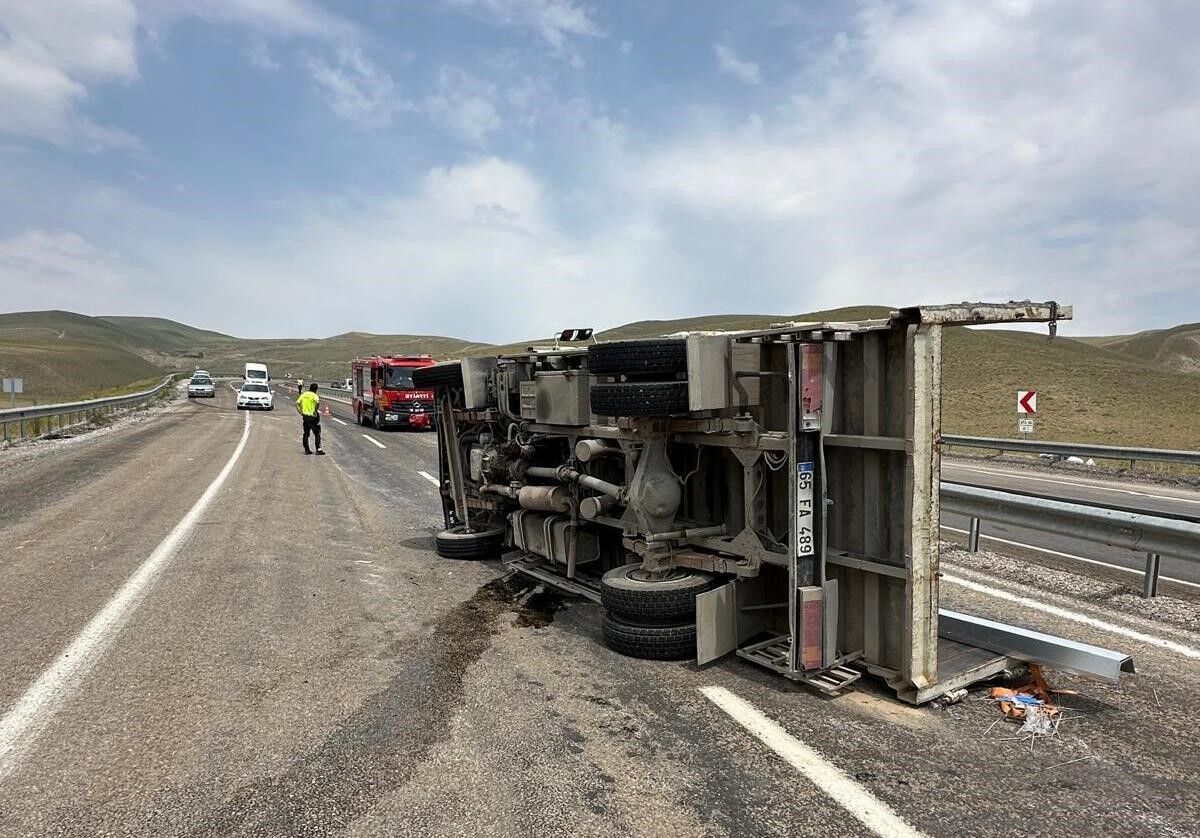 Van’da kamyonet yan yattı: 1 yaralı