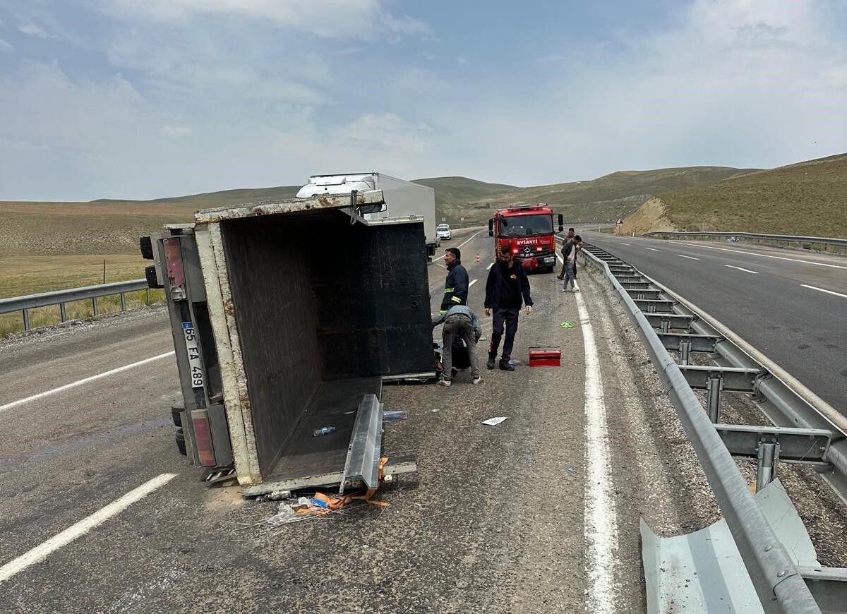 Van’da kamyonet yan yattı: 1 yaralı