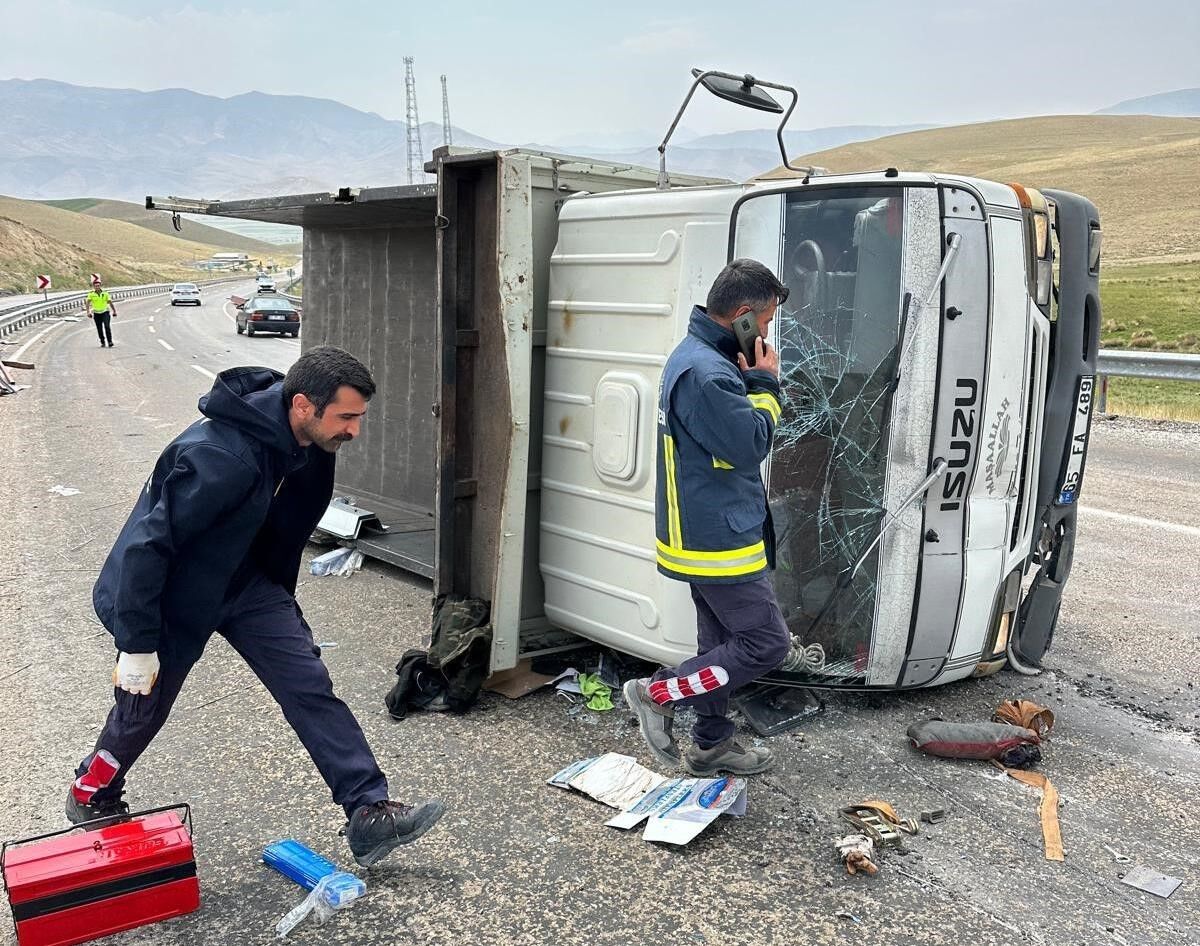 Van’da kamyonet yan yattı: 1 yaralı