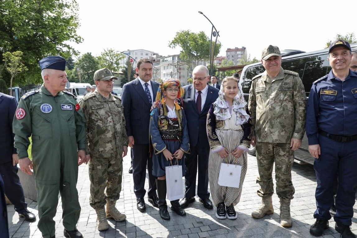 Bakan Güler, Kurban Bayramı’nda Mehmetçikle bir araya geldi