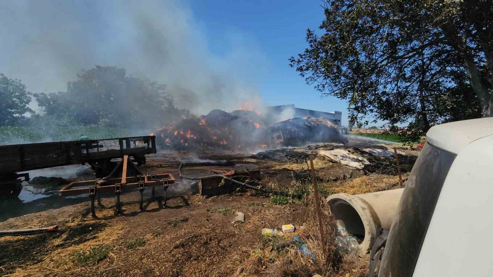 Saman alevi 2 kamyon ile 4 römorku yaktı
