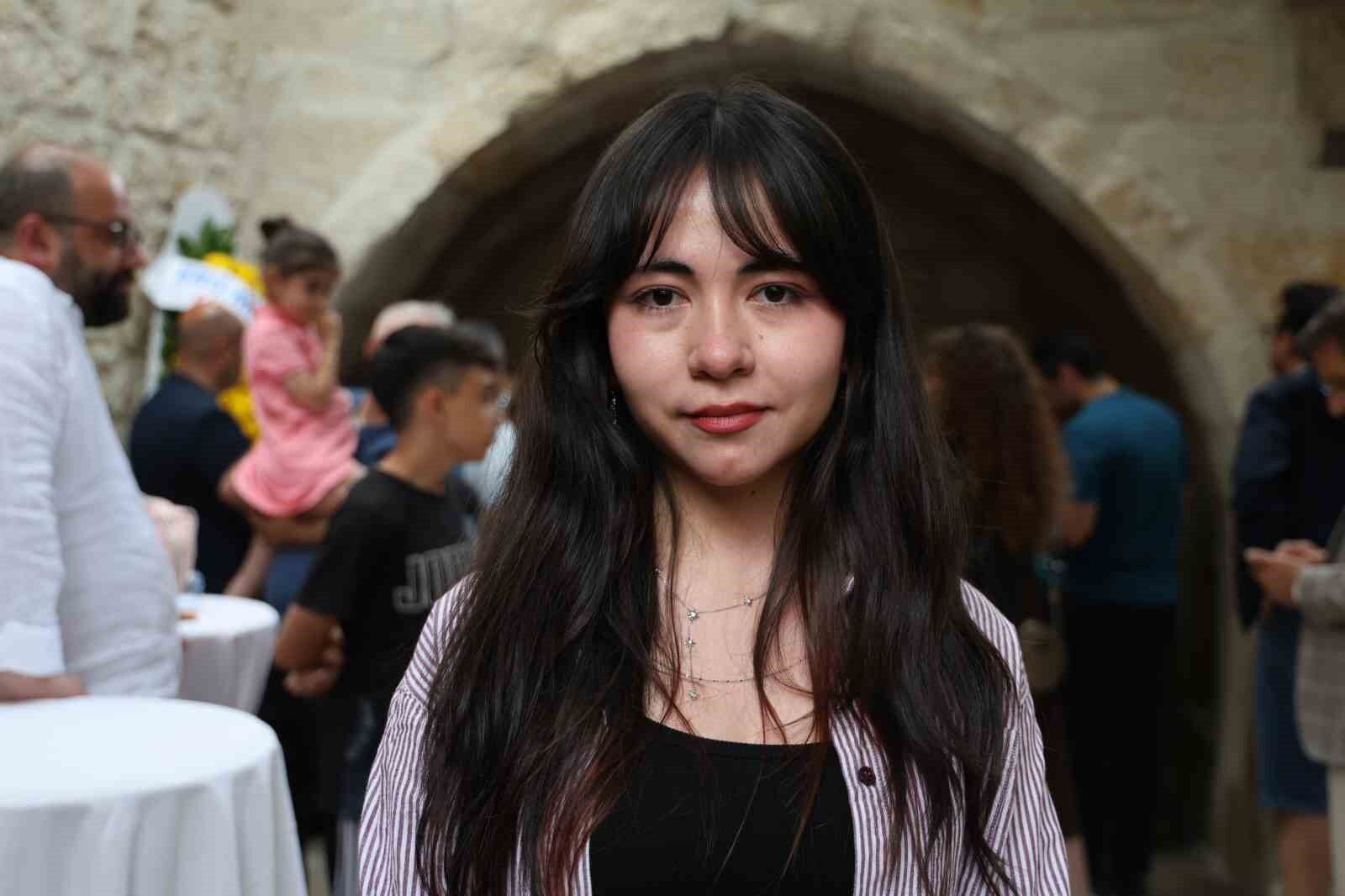 Depremzede Hayat müzikle hayata tutundu