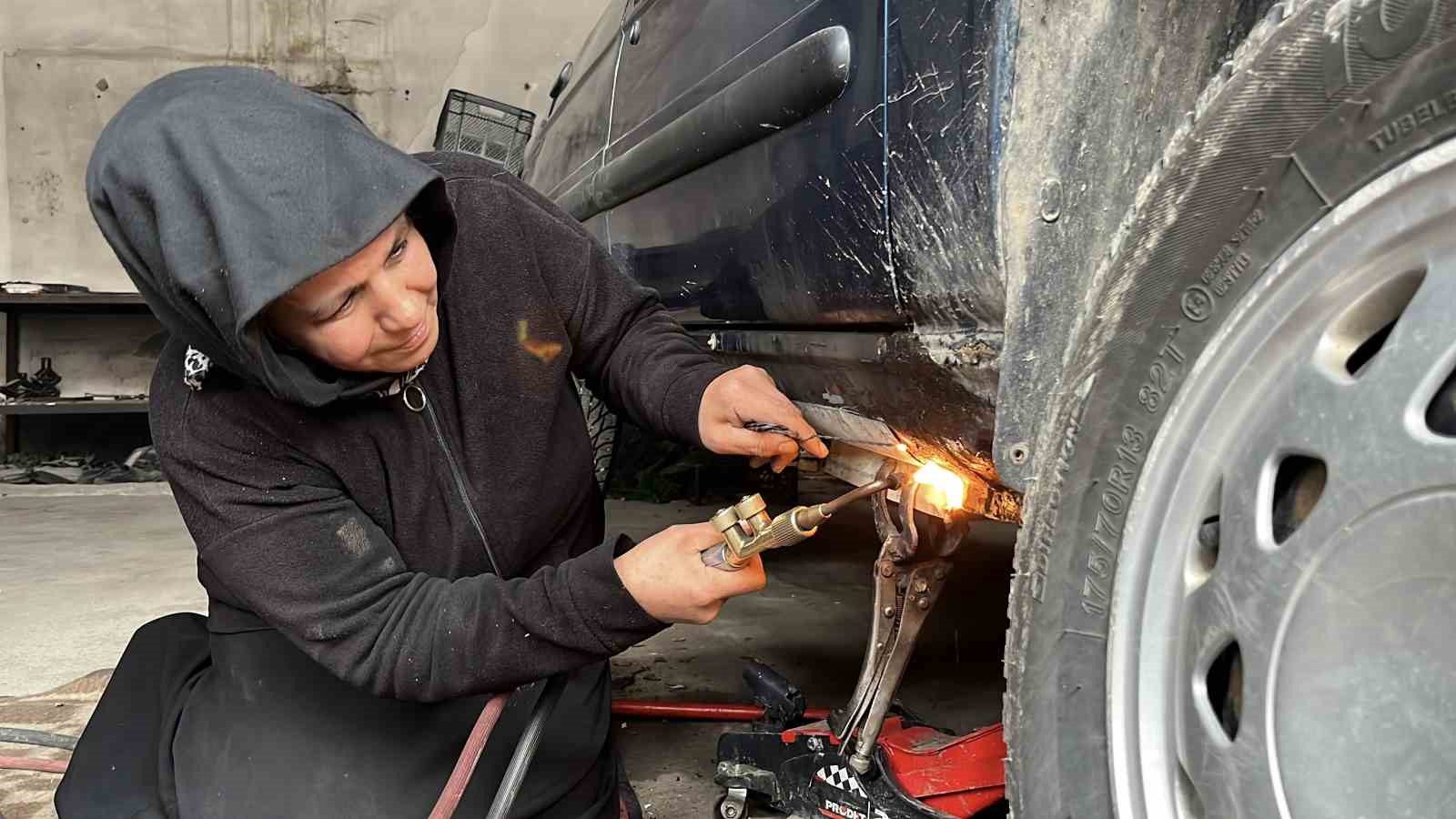 40 yıllık eşinin dağ gibi arkasında durdu: Sanayinin tek kadın çırağı 25 yıldır usta eşine çıraklık yapıyor