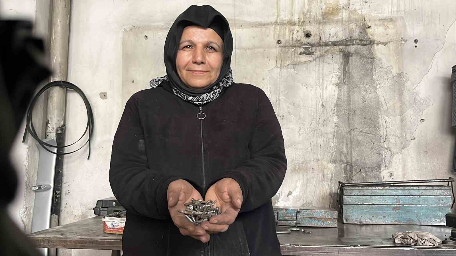 40 yıllık eşinin dağ gibi arkasında durdu: Sanayinin tek kadın çırağı 25 yıldır usta eşine çıraklık yapıyor