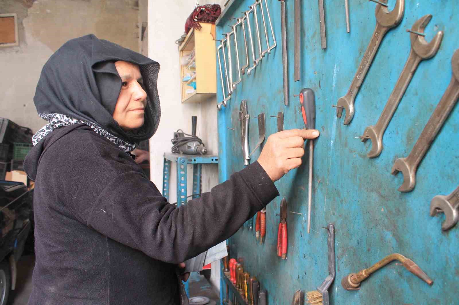40 yıllık eşinin dağ gibi arkasında durdu: Sanayinin tek kadın çırağı 25 yıldır usta eşine çıraklık yapıyor