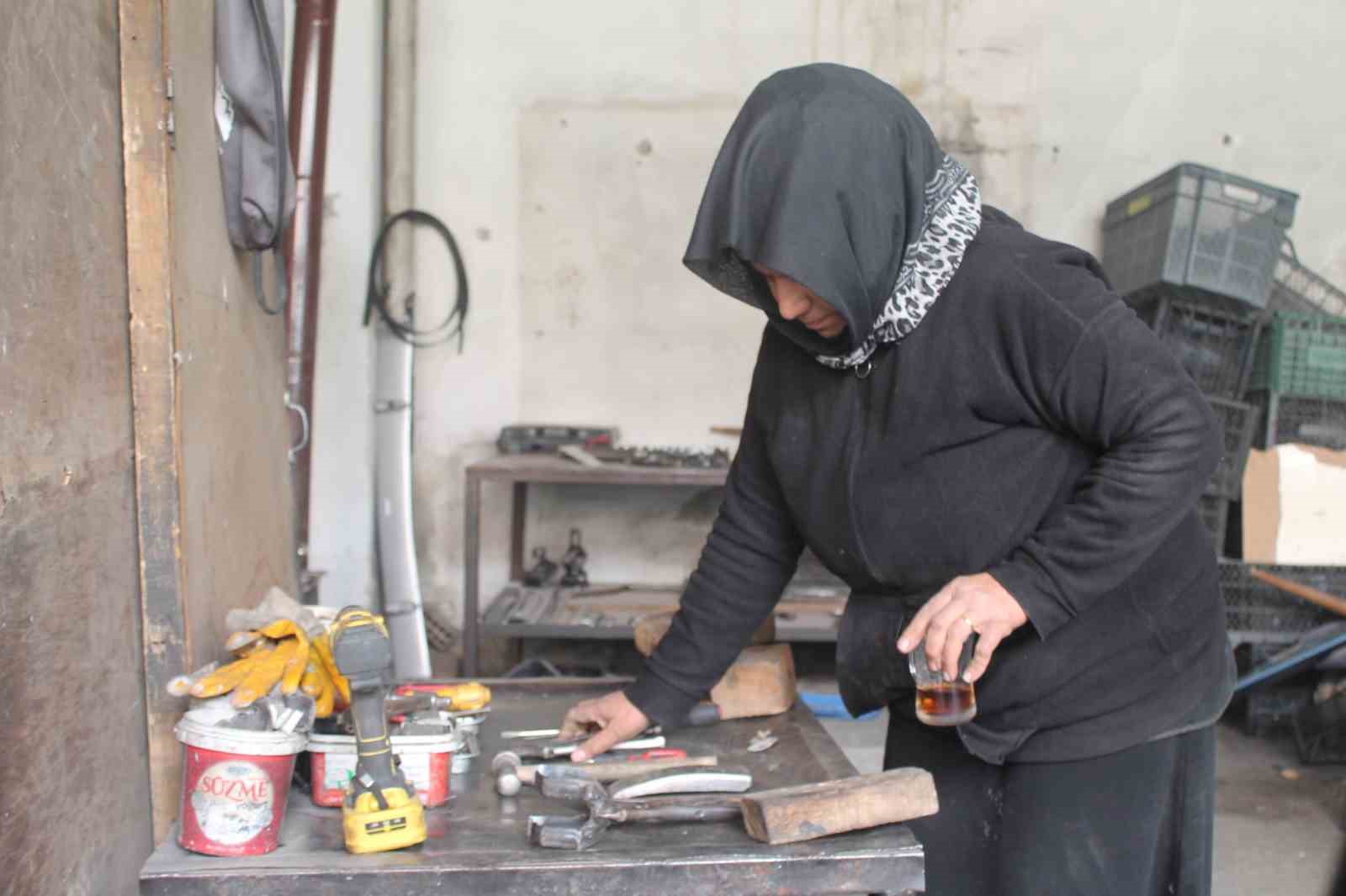 40 yıllık eşinin dağ gibi arkasında durdu: Sanayinin tek kadın çırağı 25 yıldır usta eşine çıraklık yapıyor