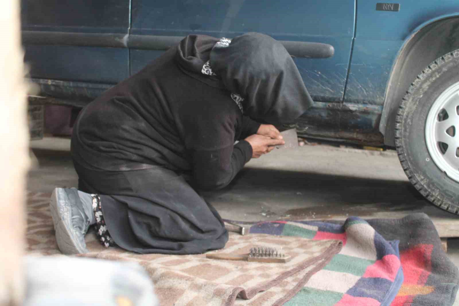 40 yıllık eşinin dağ gibi arkasında durdu: Sanayinin tek kadın çırağı 25 yıldır usta eşine çıraklık yapıyor