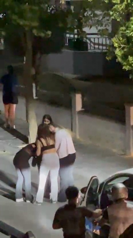 İki genç kızın saç saça kavgası kamerada