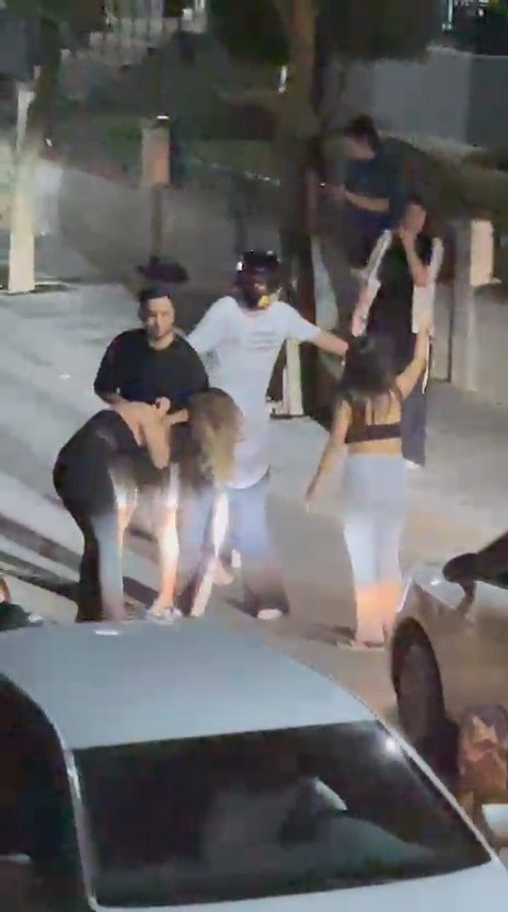 İki genç kızın saç saça kavgası kamerada