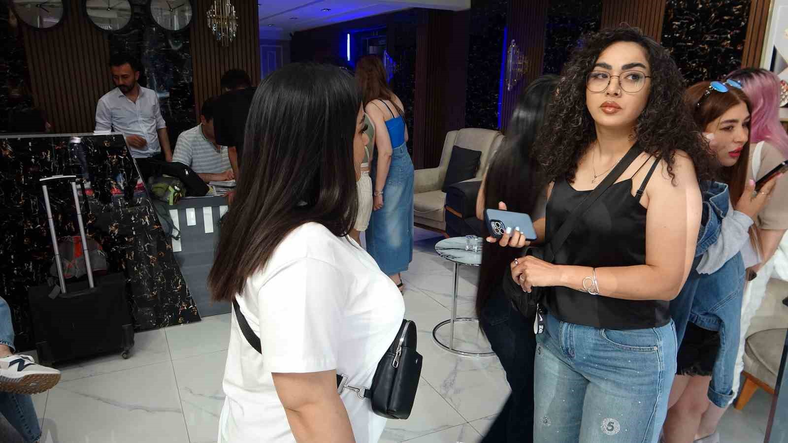 İranlı turistler Van esnafına çifte bayram yaşattı