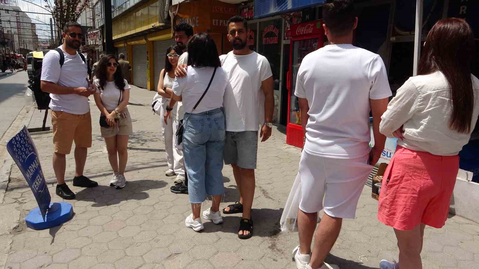 İranlı turistler Van esnafına çifte bayram yaşattı