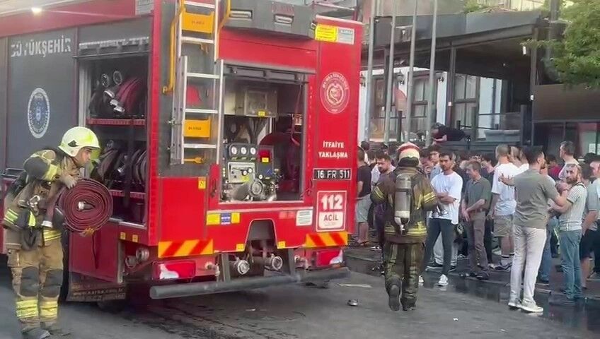Tarihi semtte çıkan yangın söndürüldü: 5 iş yeri zarar gördü