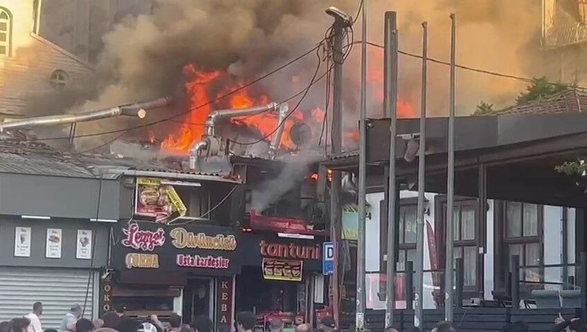 Tarihi semtte çıkan yangın söndürüldü: 5 iş yeri zarar gördü