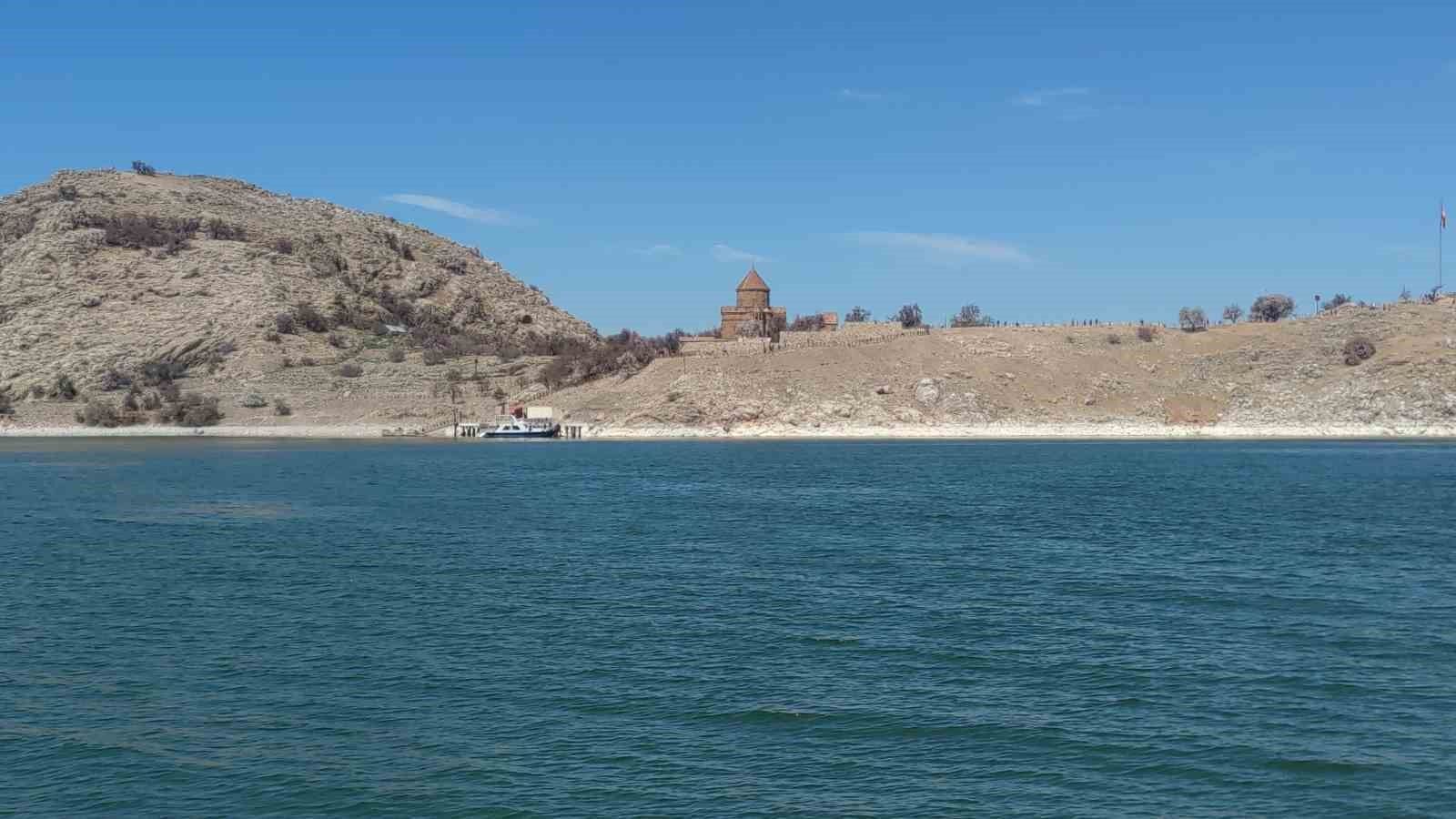 Bayramda Akdamar Adası ve ören yerlerine ziyaretçi akını