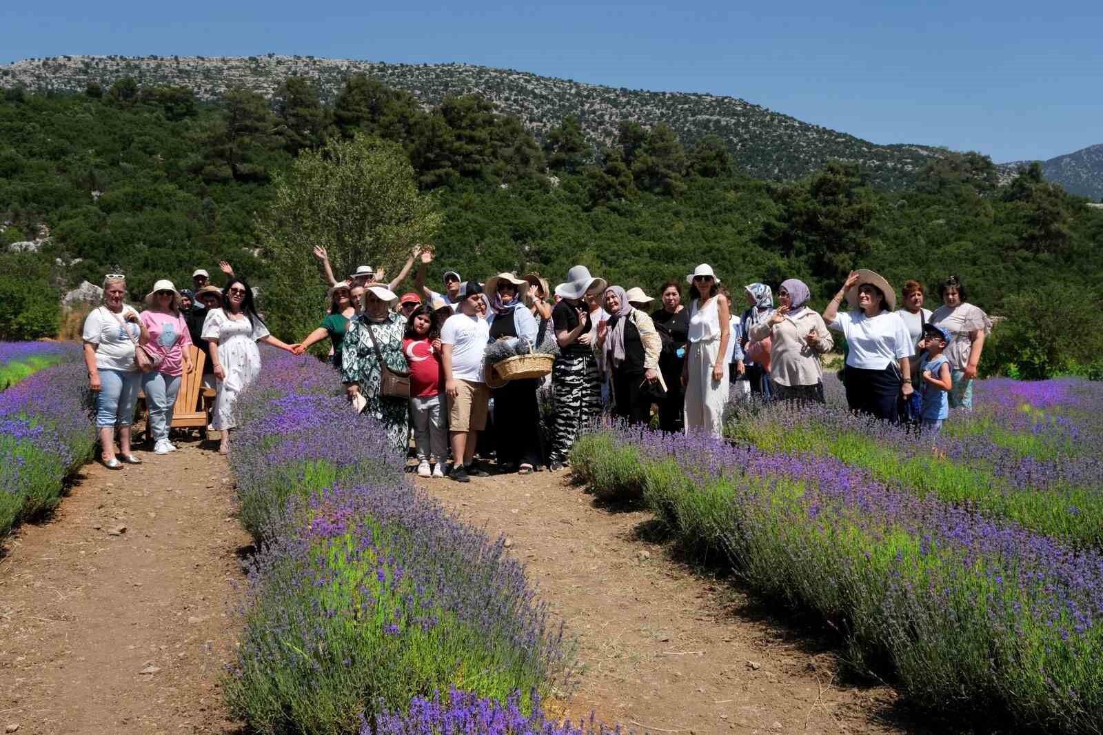 Özel gereksinimli çocuklar, kilim tarlalarını gezdi