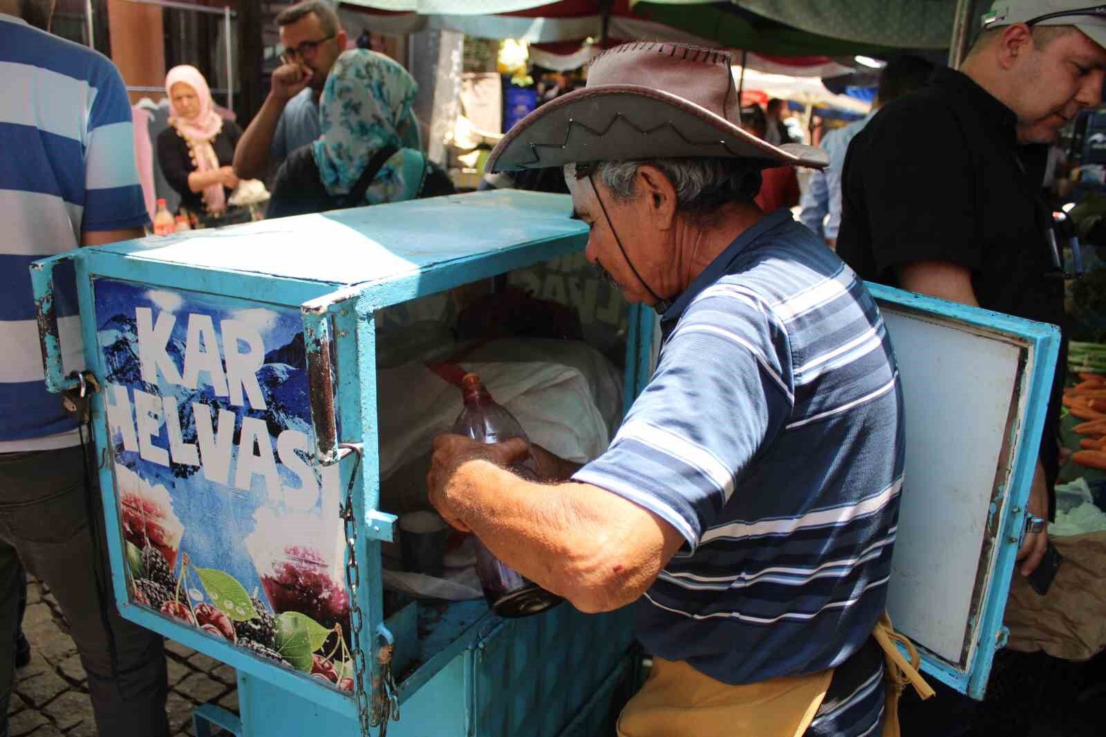 Sedat amca, pazarın ateşini düşürüyor