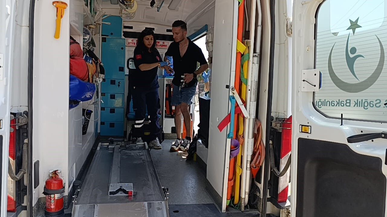 Direksiyon başında nöbet geçirdi, bariyerlere çarparak durabildi