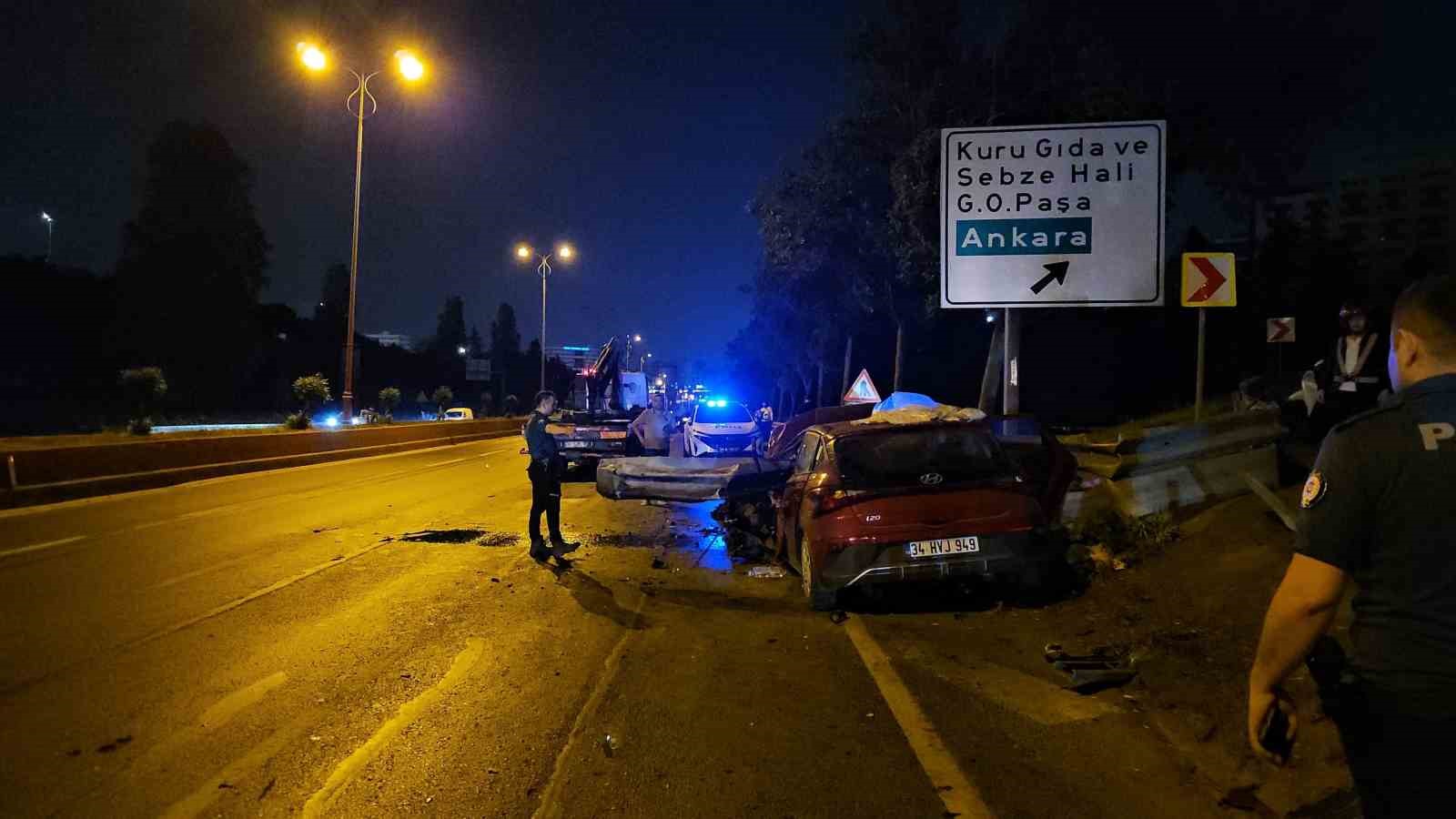 Bayrampaşa’da kontrolden çıkan otomobil bariyerlere saplandı